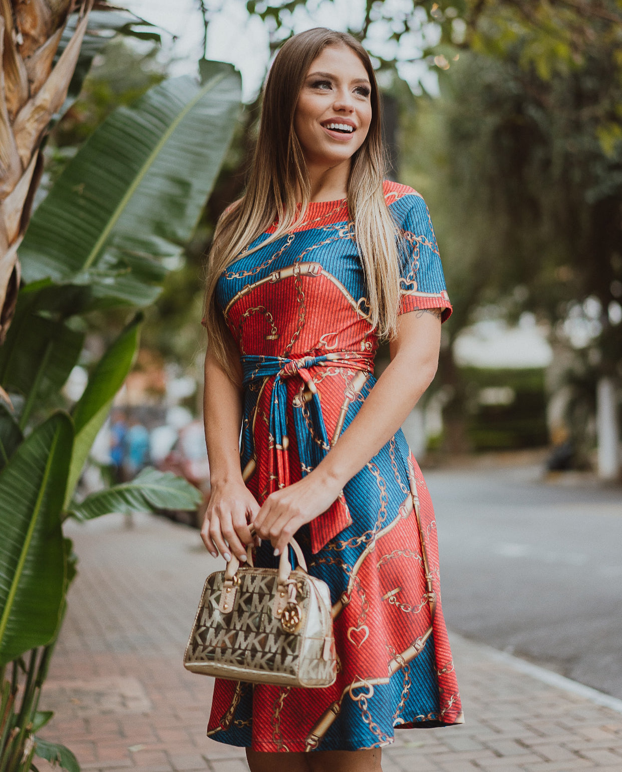 Vestido Midi Godê em Coloração Azul e Vermelho