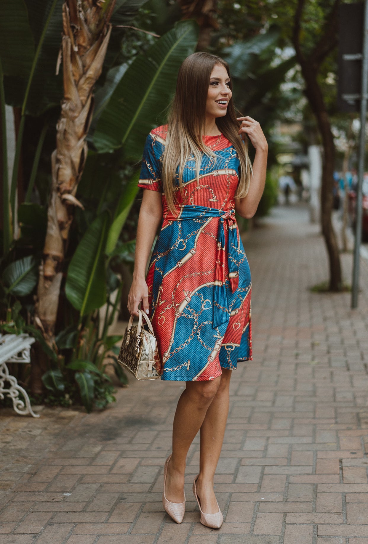 Vestido Midi Godê em Coloração Azul e Vermelho