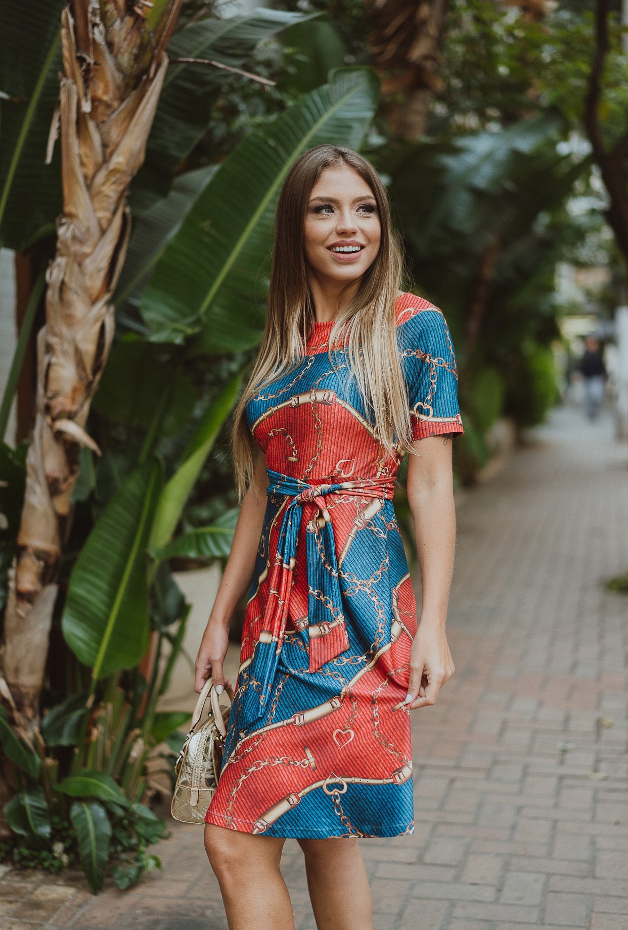 Vestido Midi Godê em Coloração Azul e Vermelho