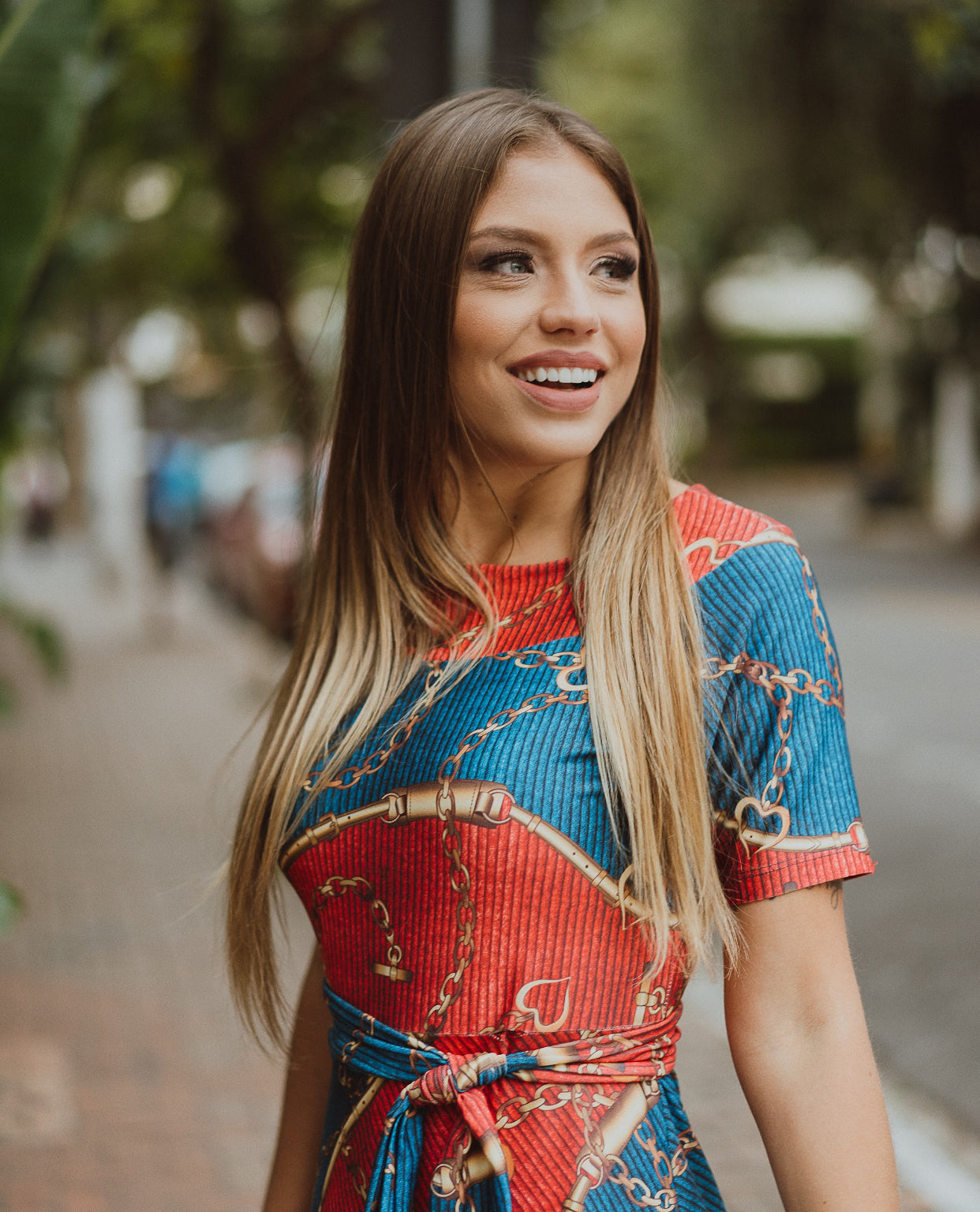 Vestido Midi Godê em Coloração Azul e Vermelho