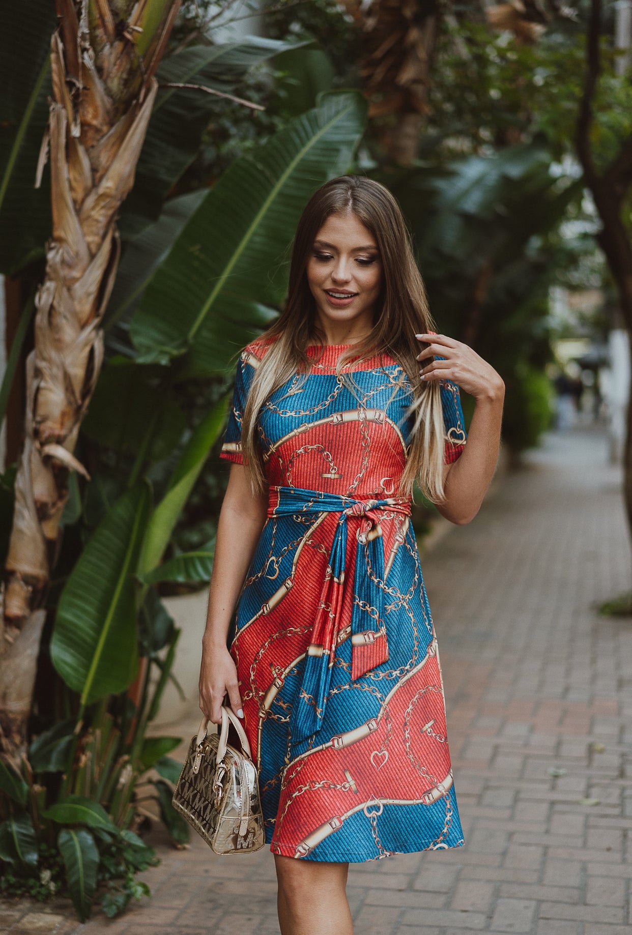 Vestido Midi Godê em Coloração Azul e Vermelho