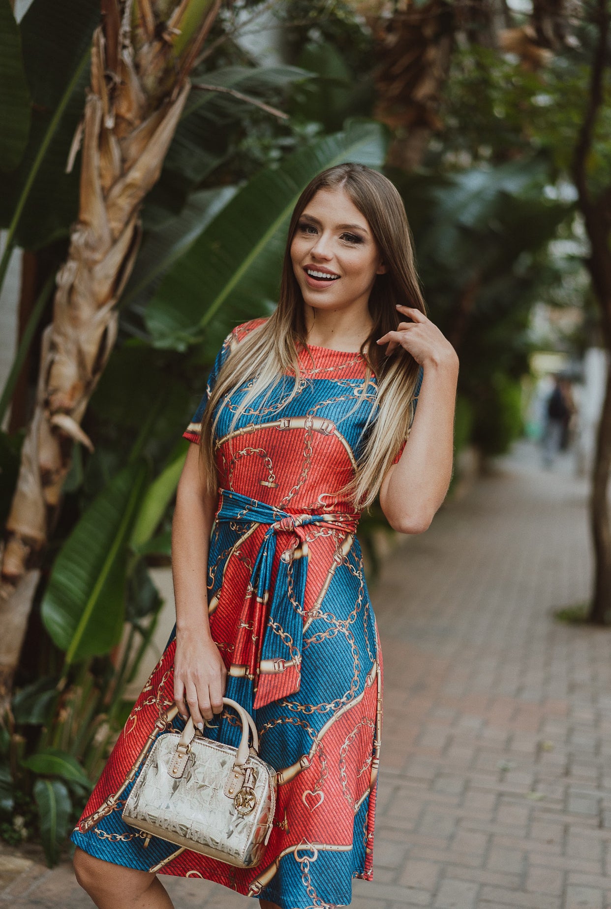 Vestido Midi Godê em Coloração Azul e Vermelho